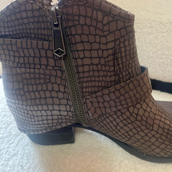 Donald J Pliner NWT size 8.5
New in box Charcoal Vinyage Python booties - Picture 4 of 8